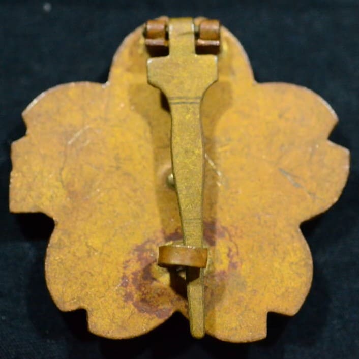 Wide Hook type  of Japanese  Submariner Badge.jpg