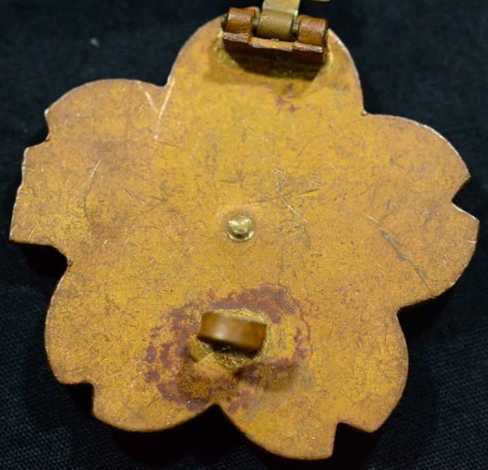 Wide Hook type of Japanese Submariner Badge.jpg