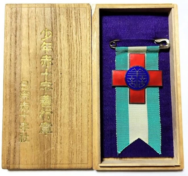 Youth Red Cross Society Good Conduct Badge 日本赤十字社 少年赤十字善行章.jpg