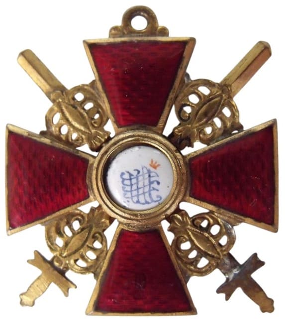 Знак ордена Св. Анны 3-й  степени с   мечами мастерской Дмитрия Осипова.jpg
