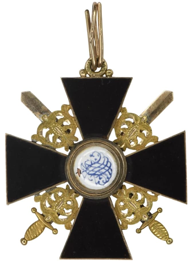 Знак ордена Св. Анны III степени темной эмали с мечами.jpg