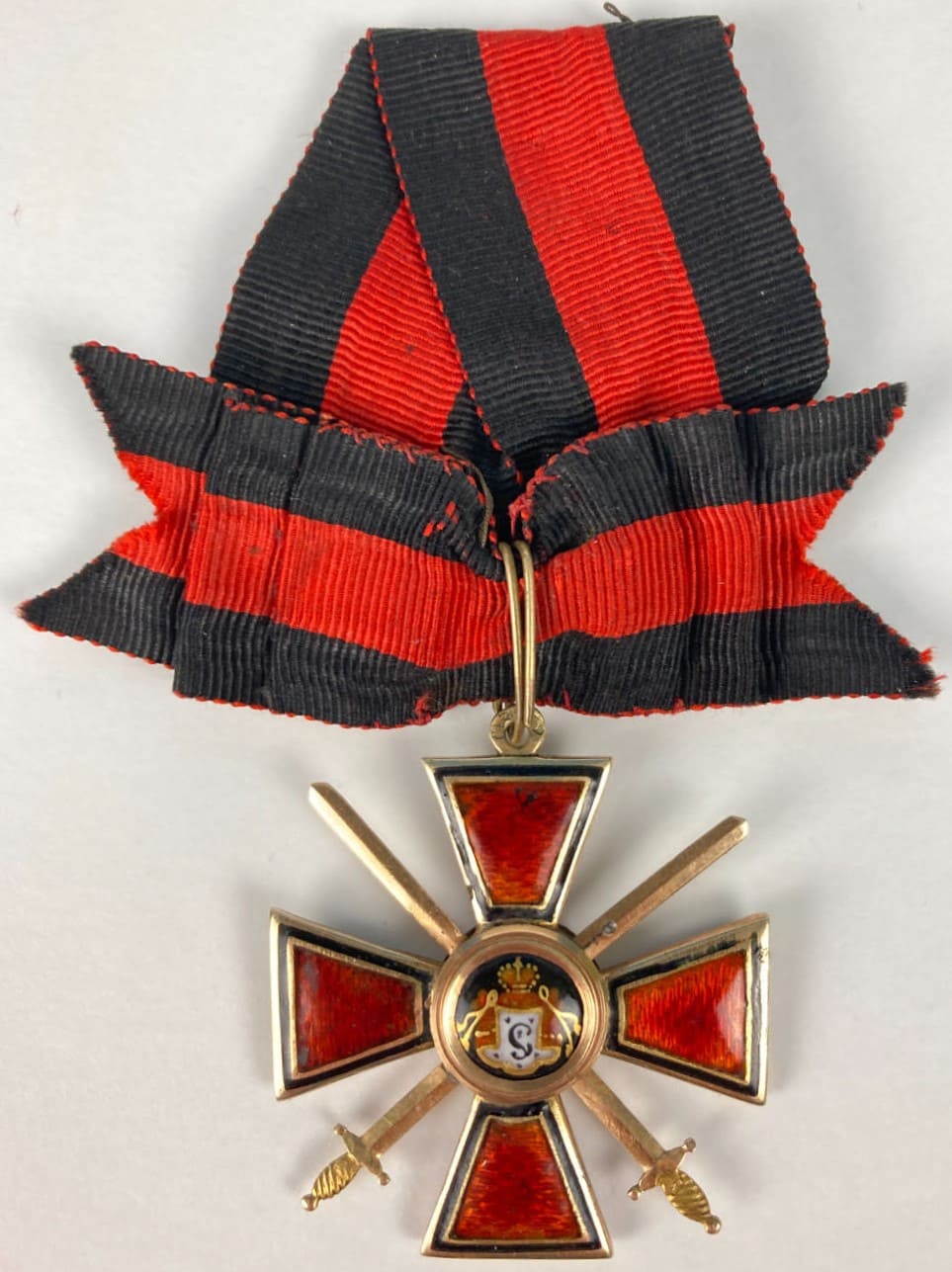 Знак ордена Святого равноапостольного князя Владимира 4-й степени с мечами ИК.jpg